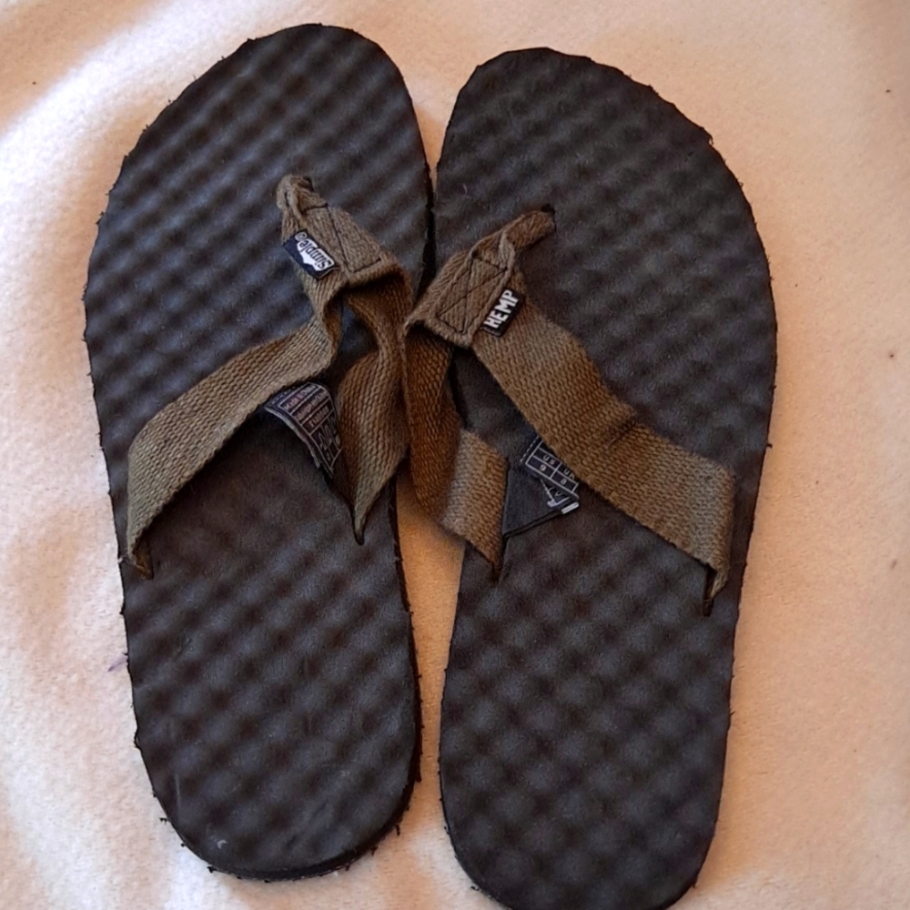 Simple brand size 9 flip flops